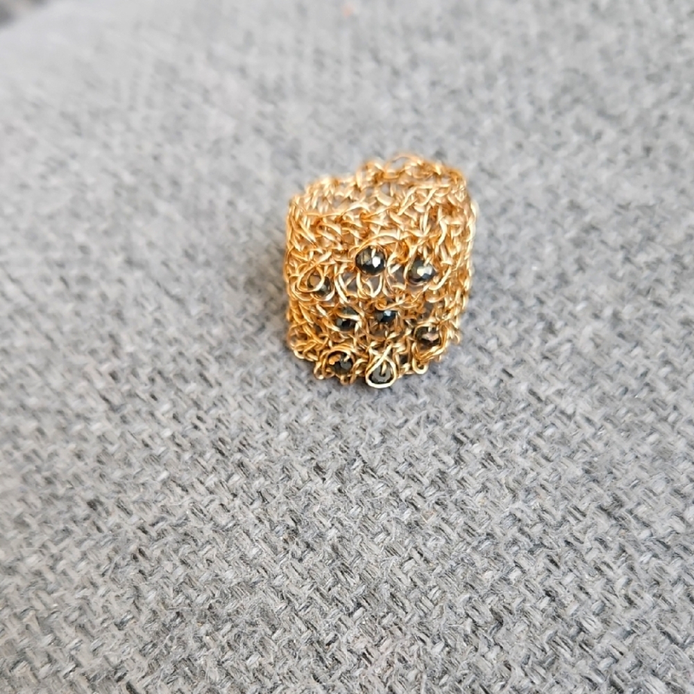 Elegant Gold Mesh Ring with Black Accents